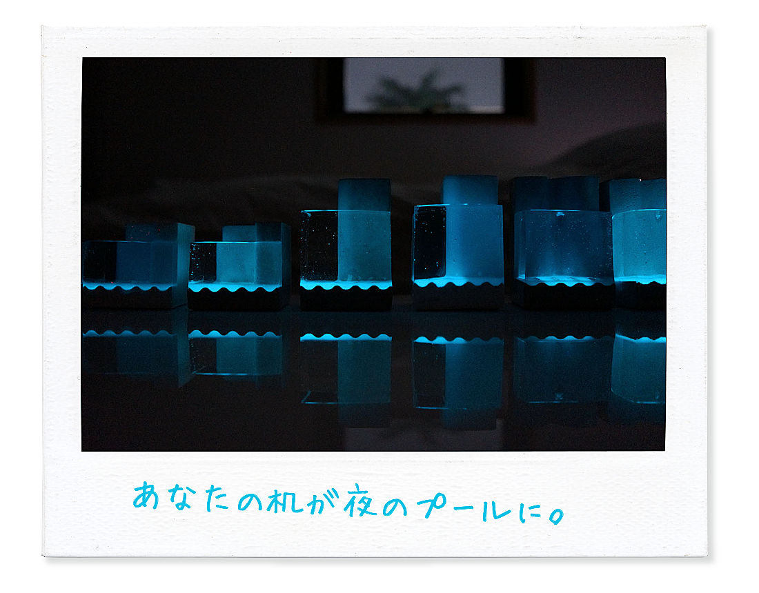 あなたの机が夜のプールに